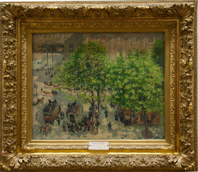 Camille Pissarro’s 1898 Place du Théâtre Français in Paris, with leafy trees, horse-drawn traffic, and pedestrians seen from above.