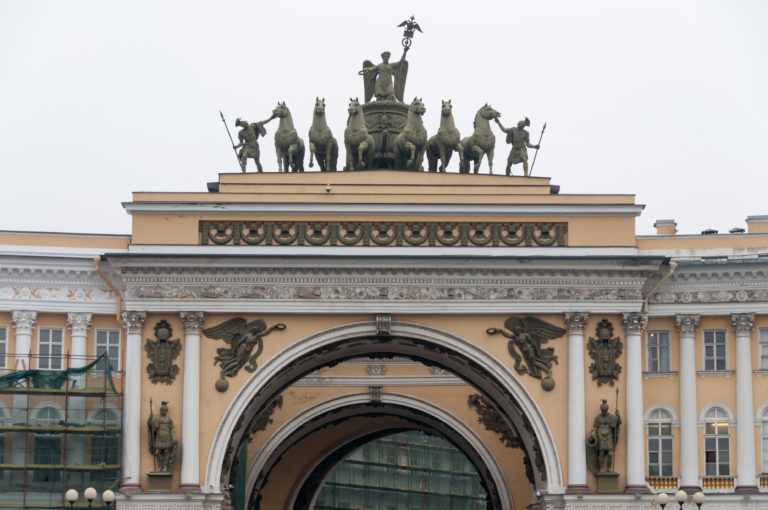 General Staff Building triumphal arch with bronze chariot, horses, warriors, and relief sculpture above the opening.