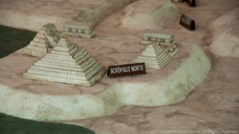 Scale model labeled Acrópolis Norte showing several stepped Maya structures arranged on an elevated platform.