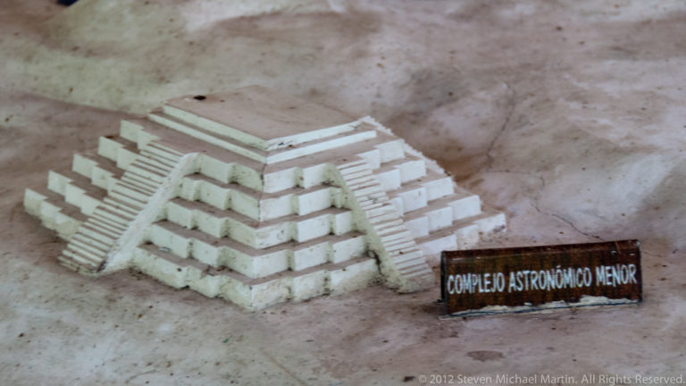 Scale model labeled Complejo Astronómico Menor showing a stepped Maya architectural complex.