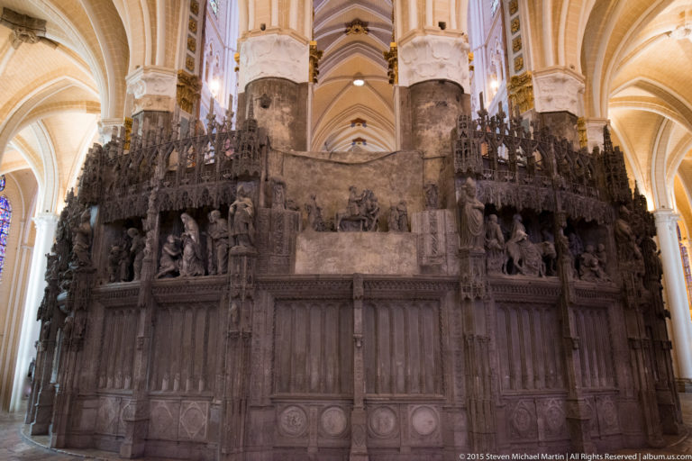 Frontal view of Chartres Cathedral’s carved choir screen with rows of figures, niches, canopies, and relief sculpture.