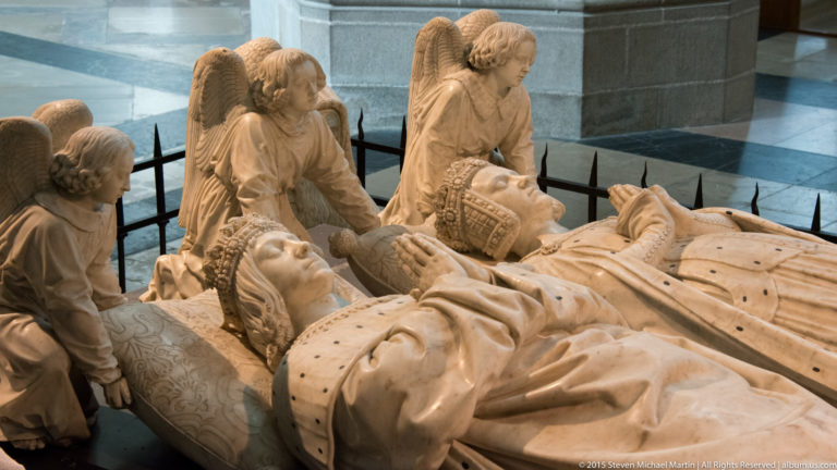 Recumbent crowned effigies of Francis II and Marguerite de Foix lie side by side on their tomb, surrounded by carved angels.