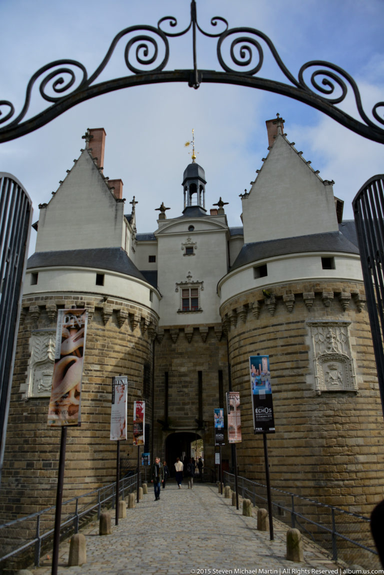 Entrance to the Château des ducs de Bretagne between twin round towers, reached by a bridge over the moat.