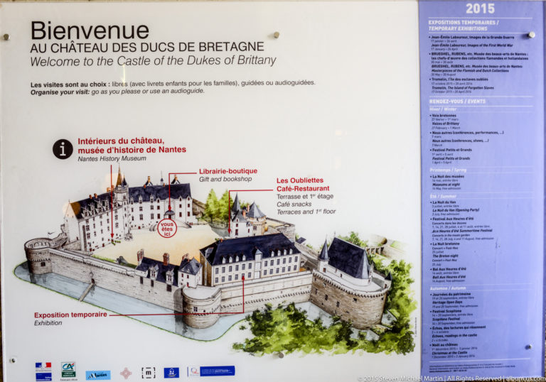 Visitor information panel with an illustrated plan of the Château des ducs de Bretagne and labels for museum and visitor facilities.