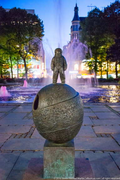 Sculpture at Spikersuppa Ice-Skating Rink (a fountain in summer) by Steven Michael Martin