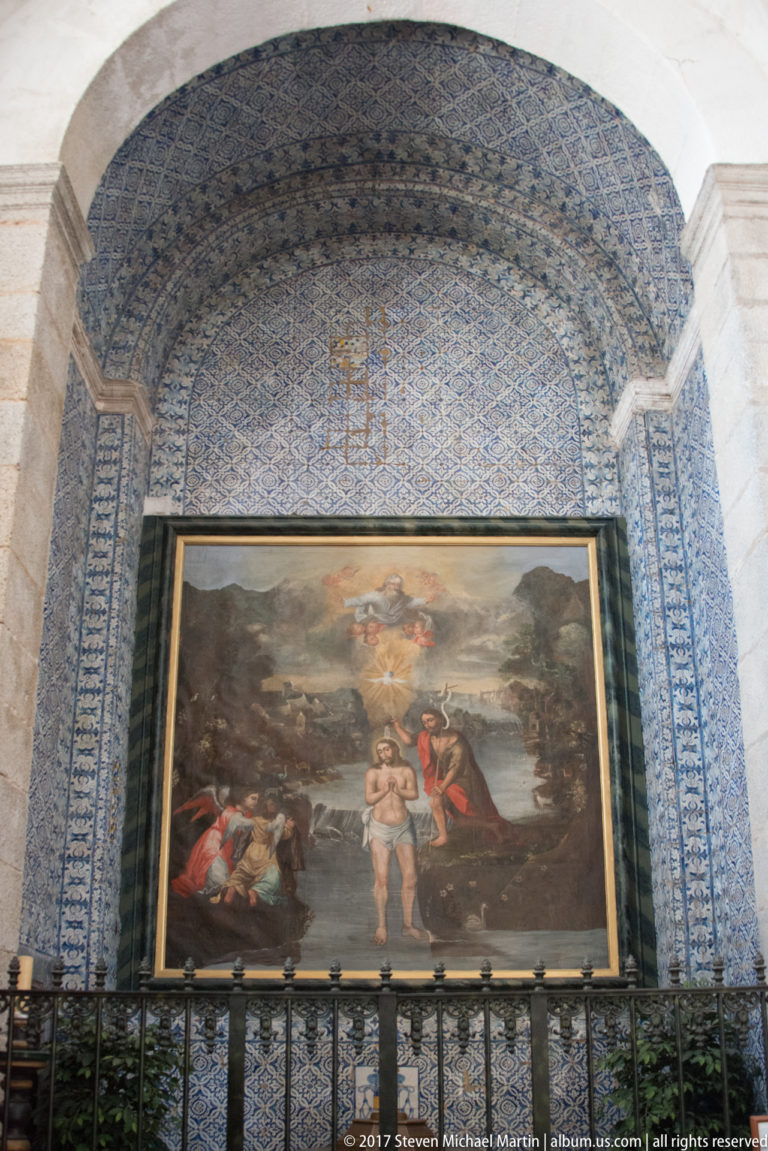 Religious painting and blue-and-white azulejo decoration in a chapel of the Igreja de São Francisco in Évora.