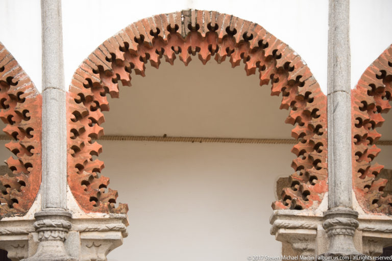 Cusped terracotta-edged arch detail on the Paço das Damas of the Palácio de D. Manuel in Évora.