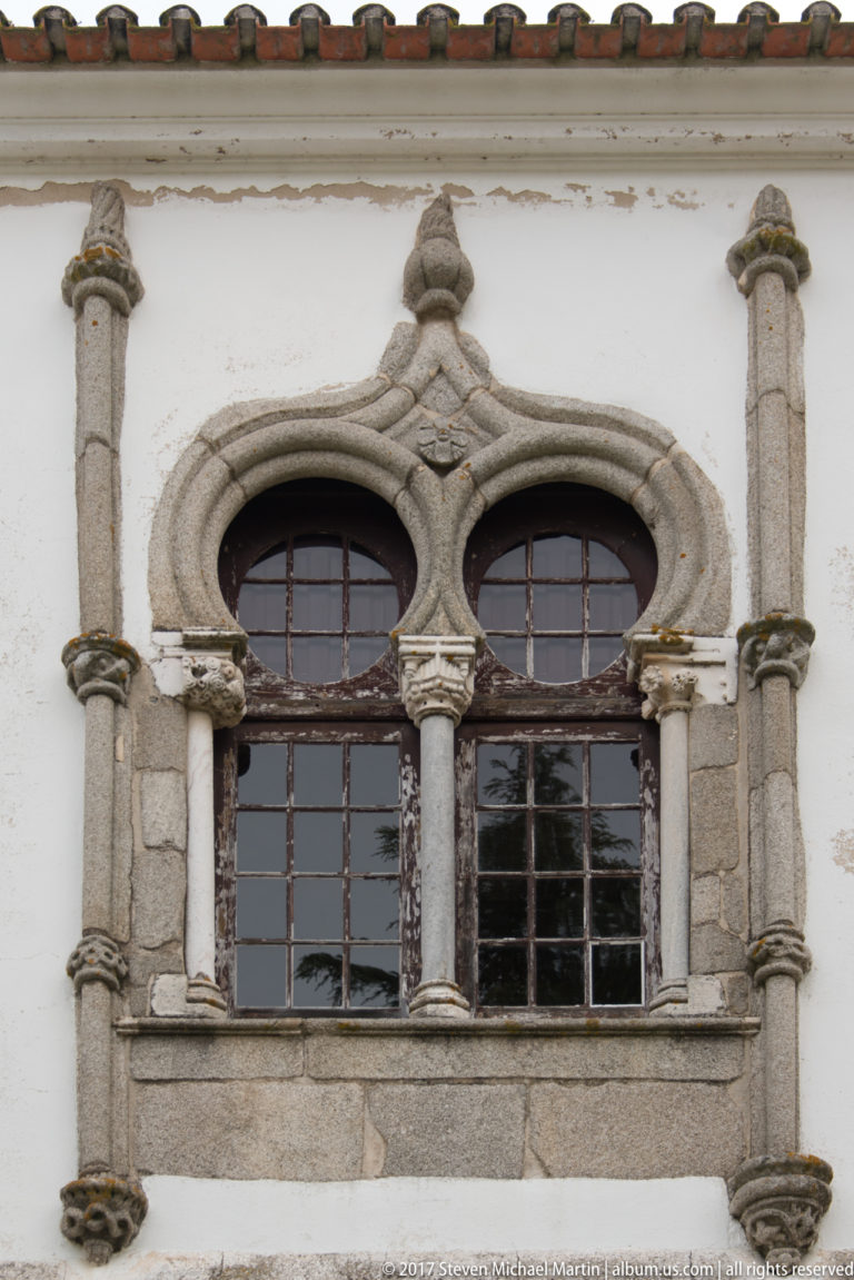 Manueline-Mudéjar window detail on the surviving Paço das Damas of the Palácio de D. Manuel in Évora.