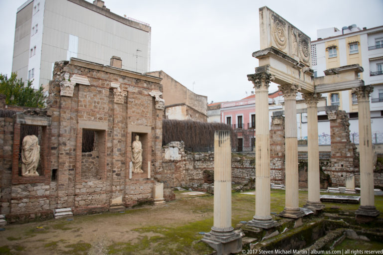 Oblique view of fluted columns, sculptural niches, and decorated architectural panels at Mérida's Portico del Foro.