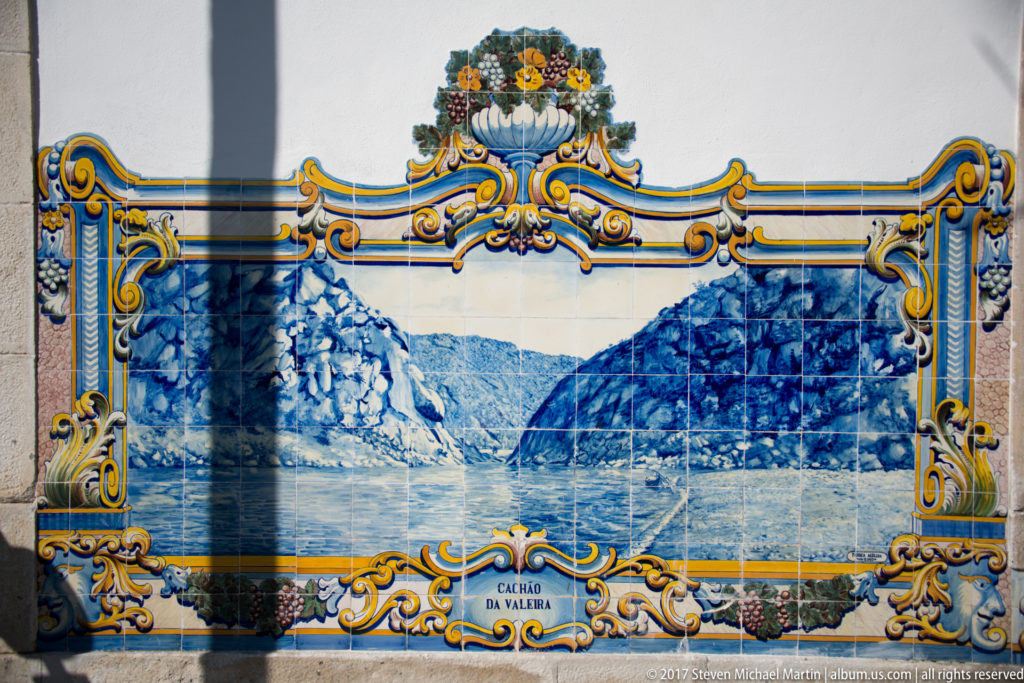 Azulejo panel labeled Cachão da Valeira showing a narrow river passage between rocky cliffs and steep hills.