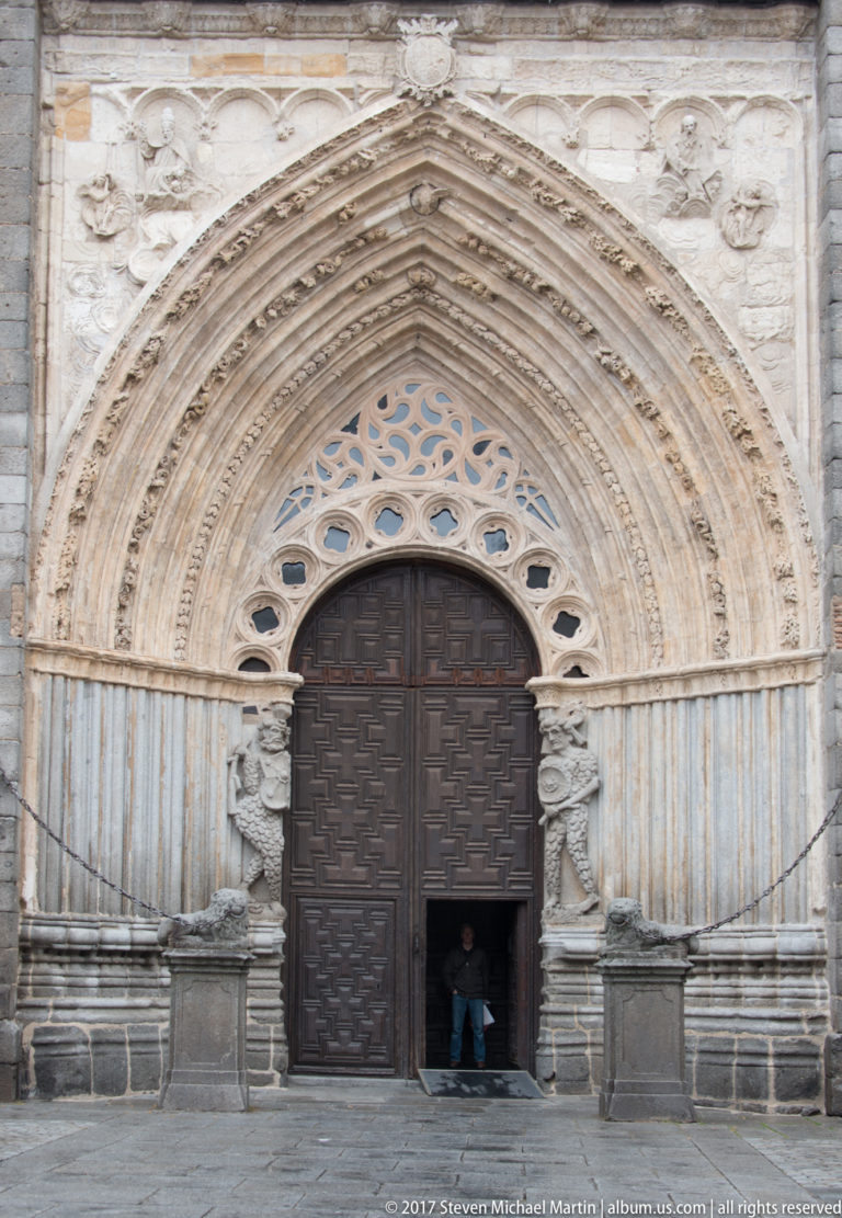 Gothic Door of the Apostles at Ávila Cathedral, with layered pointed archivolts, tracery and carved figures.