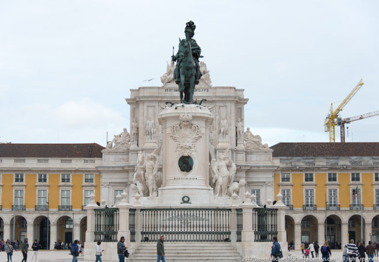 Bronze equestrian statue of King José I centered before the Arco da Rua Augusta in Praça do Comércio.
