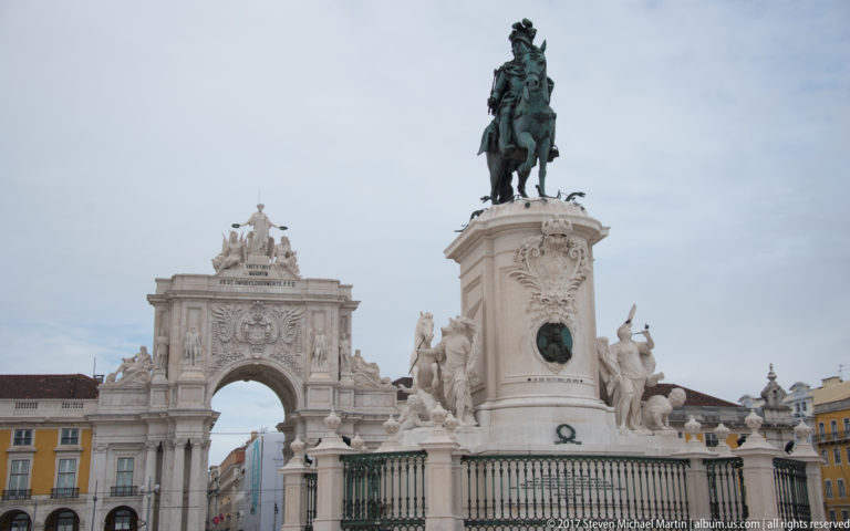 Oblique view of King José I's equestrian monument with the Arco da Rua Augusta behind to the left.