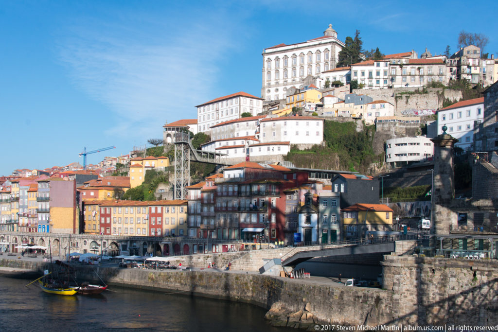 Porto’s Ribeira rises steeply from the Douro in colorful buildings, terraces and large white structures on the upper hill.