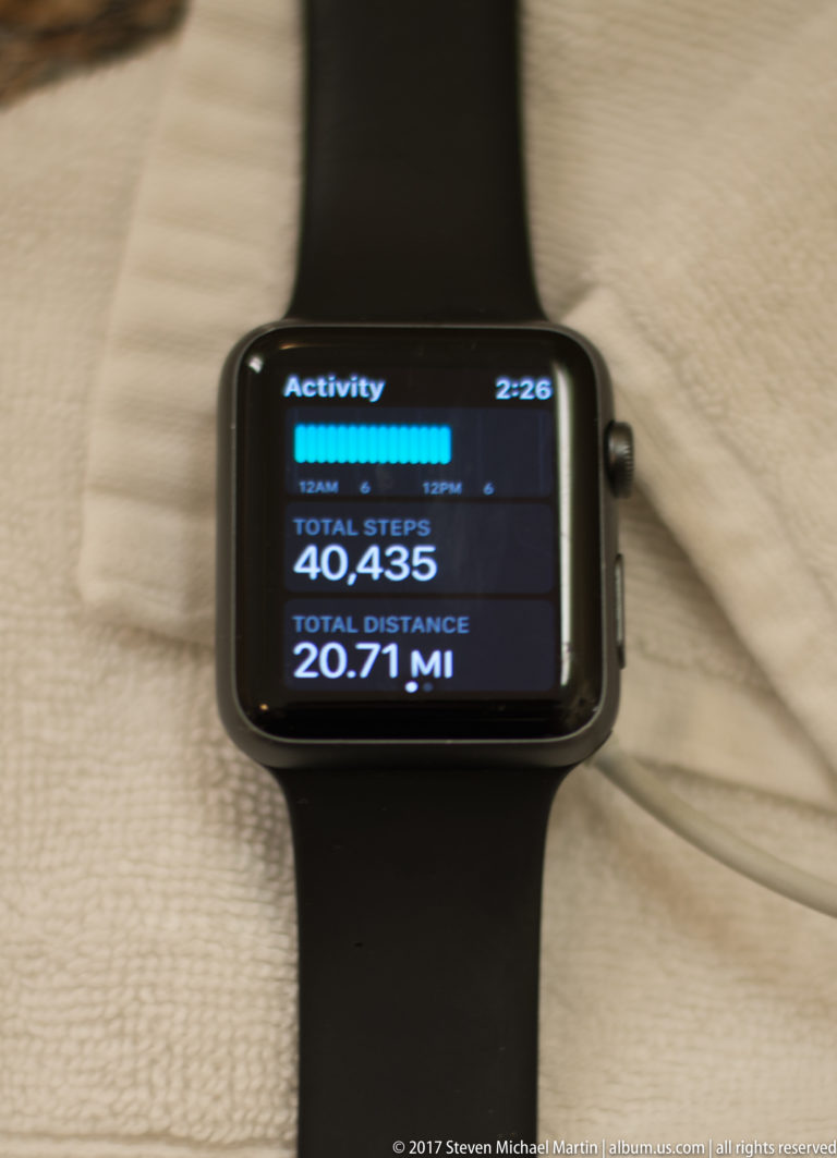 Smartwatch activity screen showing 40,435 total steps and 20.71 miles traveled.
