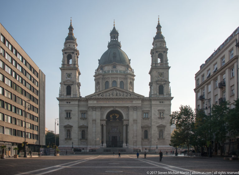 Centered view across St. Stephen’s Square toward the basilica’s dome, twin towers, and classical façade.