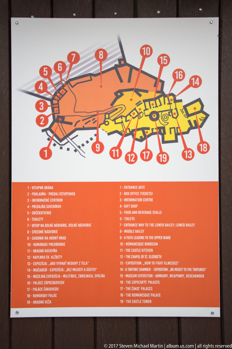 Color-coded numbered plan of Spiš Castle with Slovak-English legend listing gates, courtyards, walls, and palace areas.
