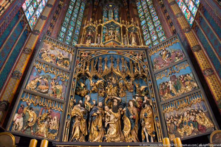 Close frontal view of the Veit Stoss Altarpiece showing the central carved group, narrative wings, and gilded Gothic tracery.