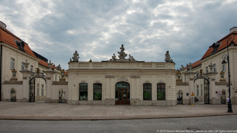 Presidential Palace entrance with low central pavilion, ornate gates, sculpted balustrade, and symmetrical palace wings.
