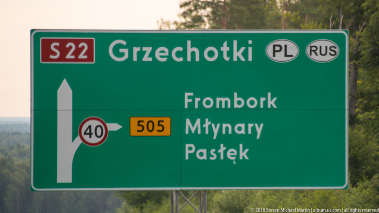 Green S22 road sign at Grzechotki listing Frombork, Młynary, and Pasłęk, with route 505 and PL and RUS symbols.