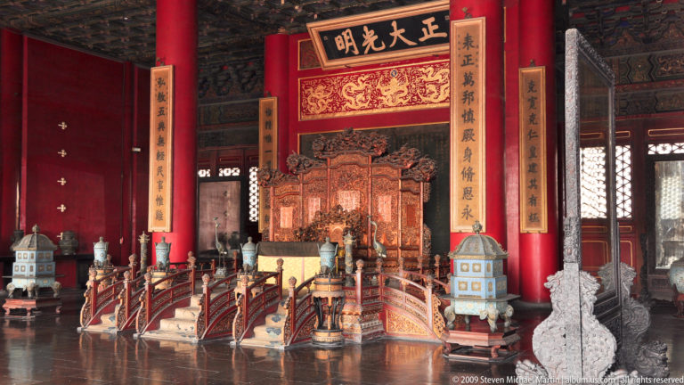 Imperial throne and ritual furnishings beneath the 正大光明 plaque in the Palace of Heavenly Purity interior.