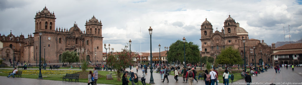 Crowded Plaza de Armas with Cusco Cathedral at left and the twin-towered Iglesia de la Compañía de Jesús at right.