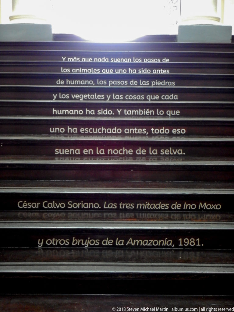 Dark staircase with Spanish literary quotation in white lettering and a gold attribution to César Calvo Soriano.
