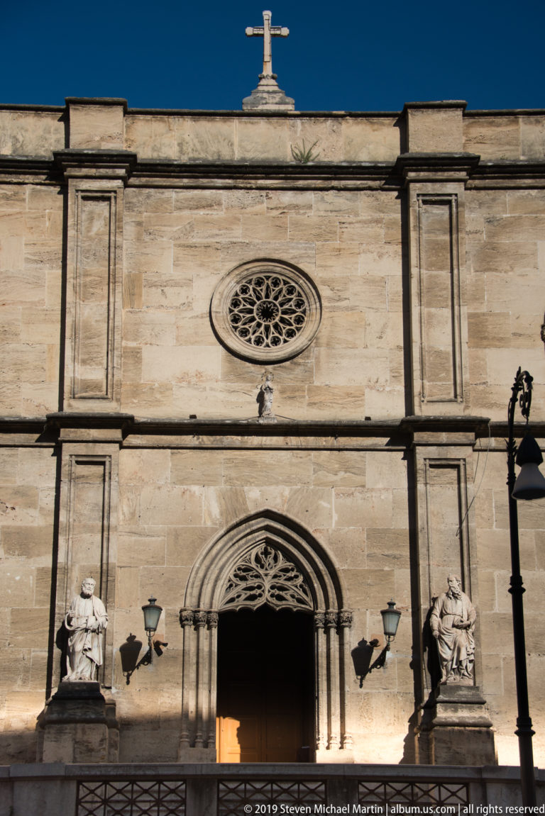 A circular rose window and sculpted figures decorate the lower façade of San Domenico.