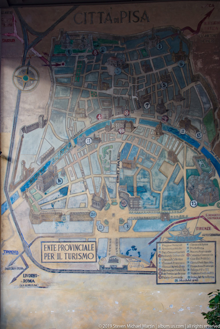 Illustrated tourist map labeled Città di Pisa showing streets, the Arno, landmarks, numbered sites and a legend.