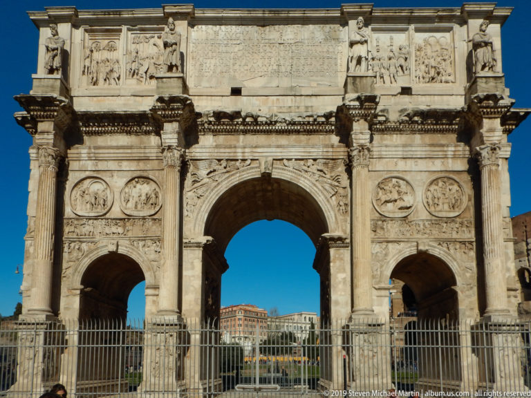 Central opening of the Arch of Constantine framed by smaller arches, reliefs, roundels, and Corinthian columns.