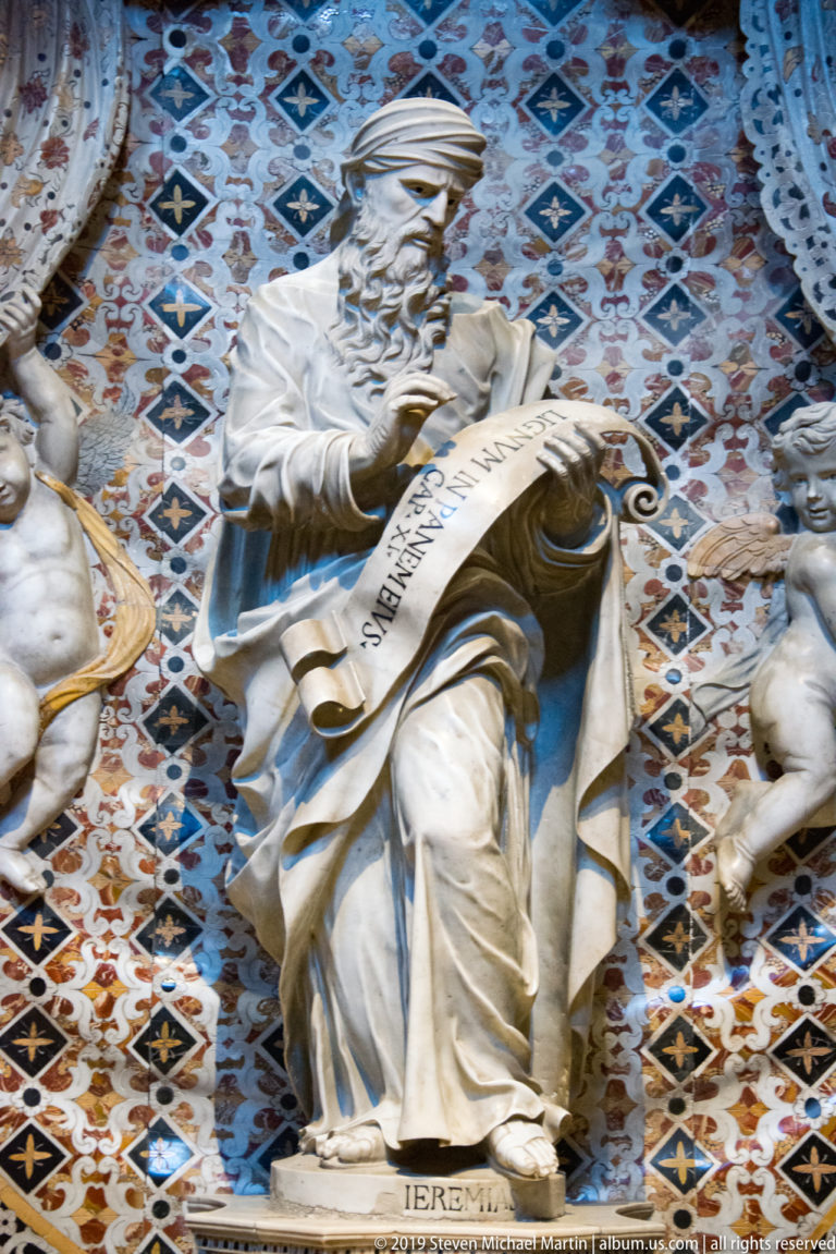 A marble prophet labeled “IEREMIA” holds a scroll within an ornate patterned niche.