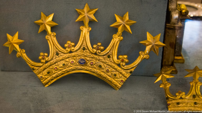 A gold crown with jeweled details and radiating points, cataloged for the Madonna del Popolo statue.
