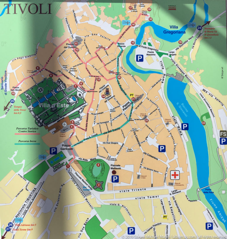 Color tourist map of Tivoli with Villa d’Este, streets, parking symbols, green areas, and river corridor marked.