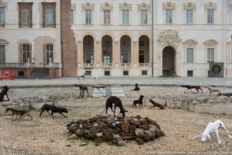 Velasco Vitali’s 2019 Branco installation, with numerous dog sculptures spread across the Court of Honor before La Venaria Reale’s arcaded façade.