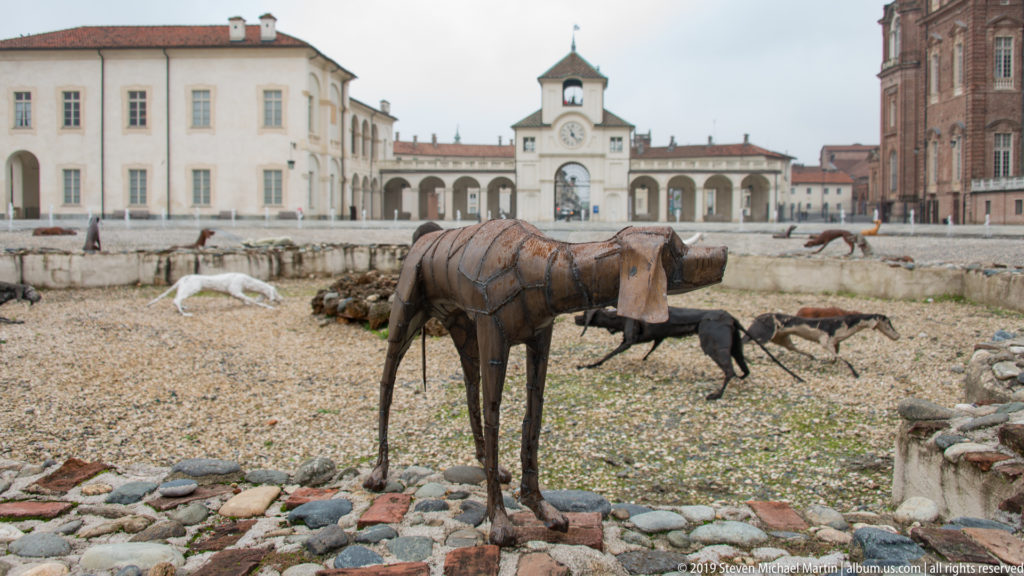 Metal dog sculpture in Velasco Vitali’s 2019 Branco installation at the Fountain of the Stag in La Venaria Reale’s Court of Honor.