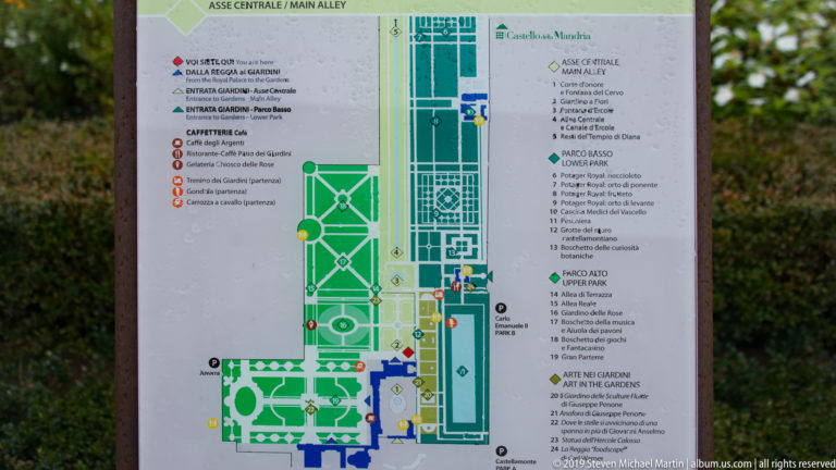 Vertical visitor map showing La Venaria Reale’s palace, gardens, main axes, entrances, and numbered attractions.