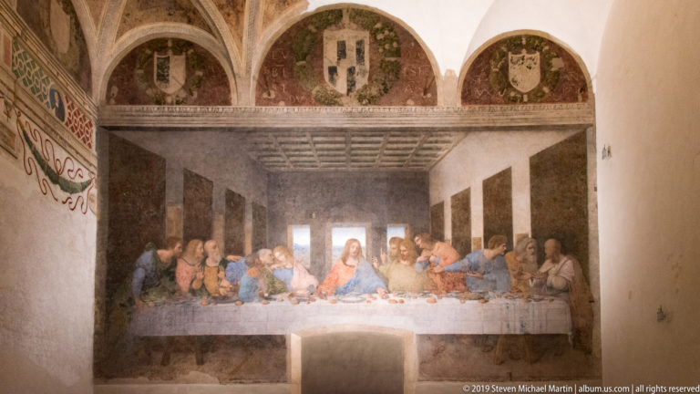 Leonardo da Vinci’s The Last Supper across the end wall of the Santa Maria delle Grazie refectory, with Christ centered among the apostles.