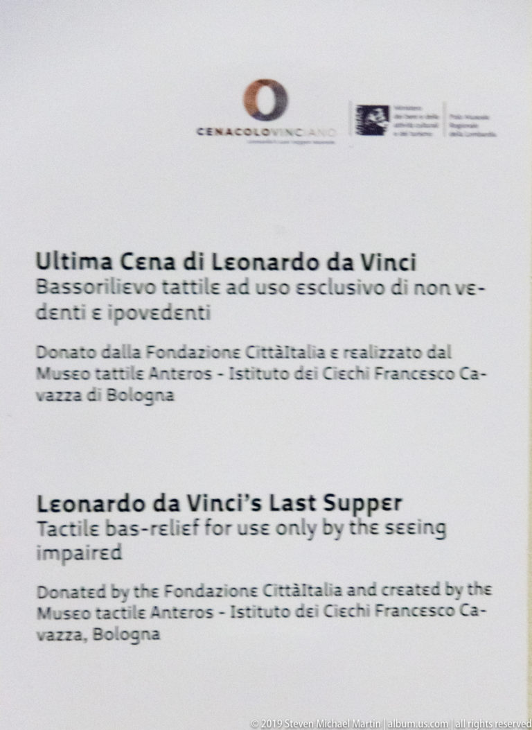Bilingual label for a tactile bas-relief of Leonardo da Vinci’s The Last Supper for visitors with visual impairments.