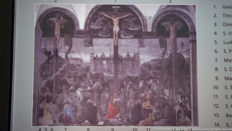 Numbered museum diagram of Montorfano’s full Crucifixion, with three crosses above a crowded foreground and Jerusalem behind.