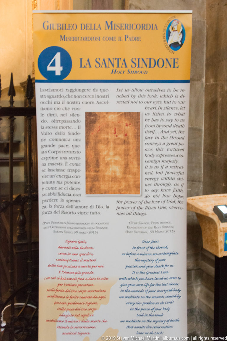 Italian-language panel titled “La Santa Sindone” displaying a small Shroud image and explanatory text.
