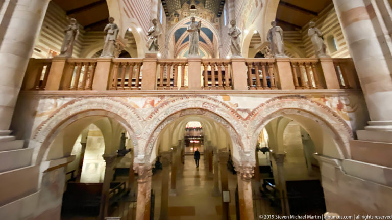 Decorated arches and balustrade supporting San Zeno’s raised sanctuary, with sculpted figures above.