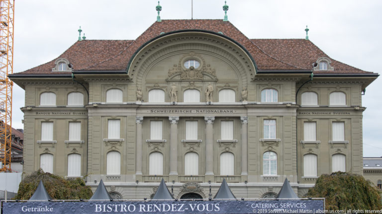 Front façade of the Schweizerische Nationalbank beneath a broad arched central gable.