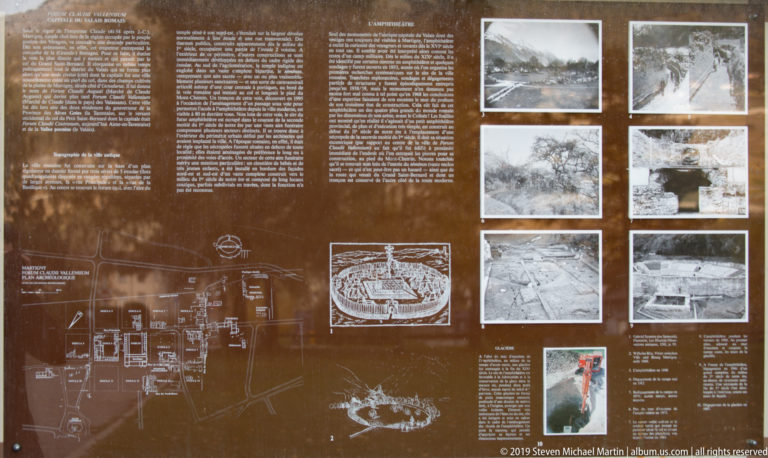 Large brown archaeological information panel with French text, excavation photographs, maps, and reconstruction drawings.