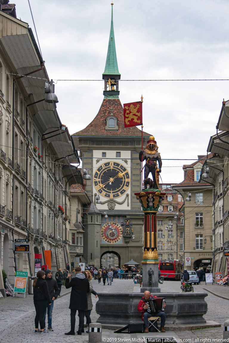 Bern street view toward the Zytglogge with the Zähringerbrunnen fountain in the foreground.