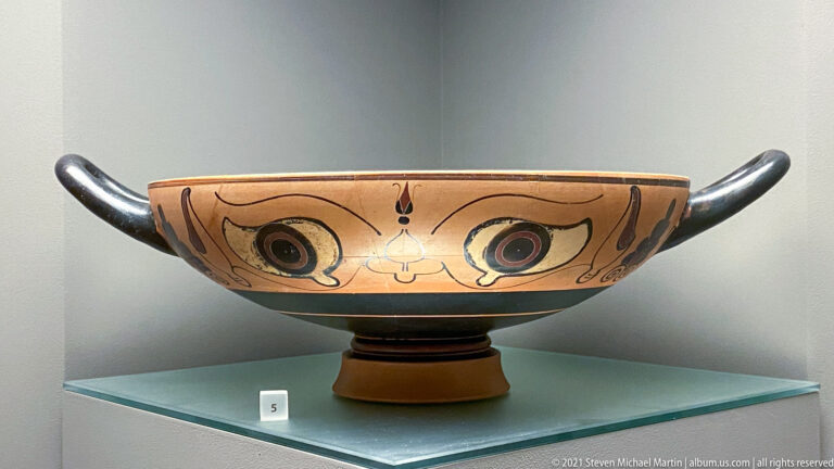 Chalcidian eye-cup by the Phineus Painter, 530–520 BC, with enormous painted eyes and long horizontal handles.