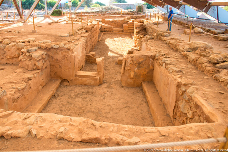 Rectangular recessed space with short steps and thick walls beneath the protective shelter.