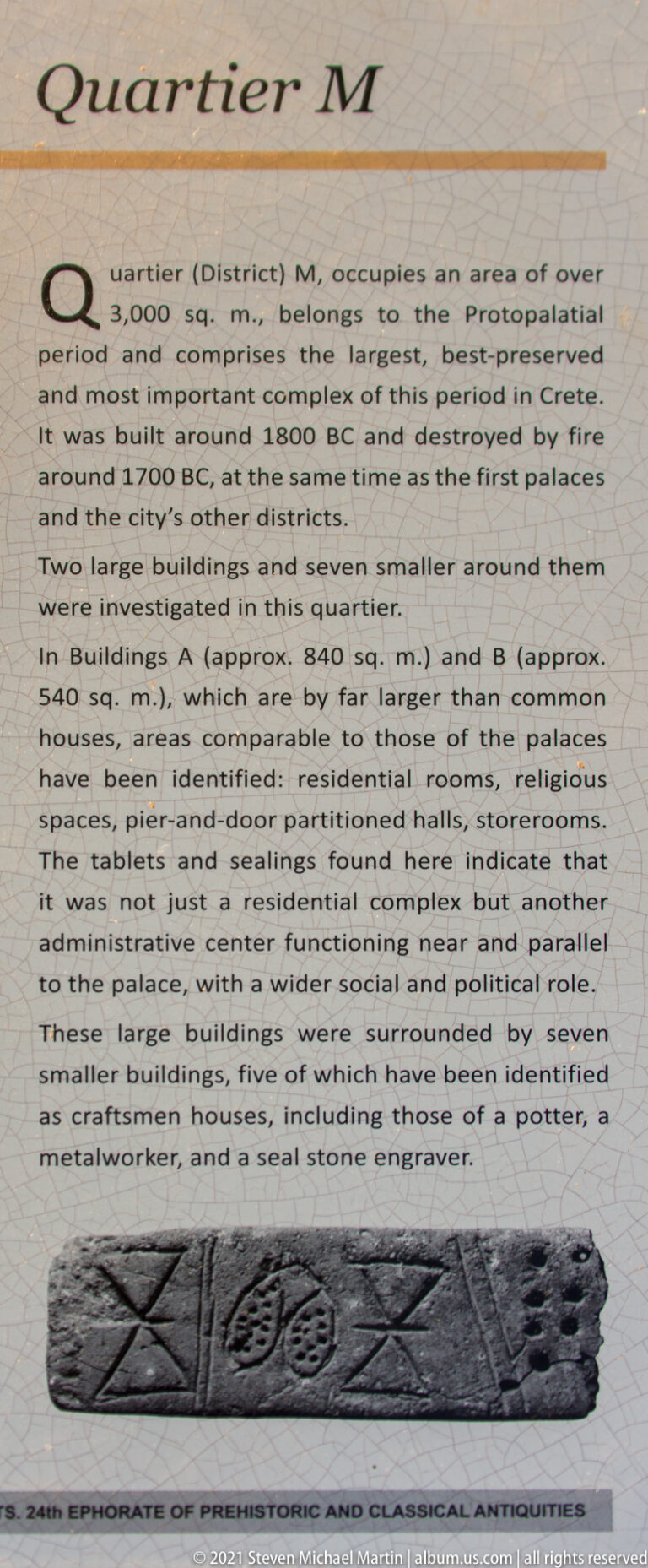 Interpretive panel about Quartier M, with explanatory text and a small archaeological graphic below.