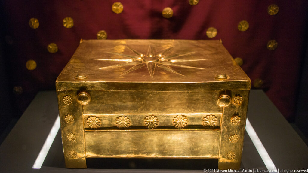 Rectangular gold larnax from the Tomb of Philip II with a large multi-rayed star centered on its lid.