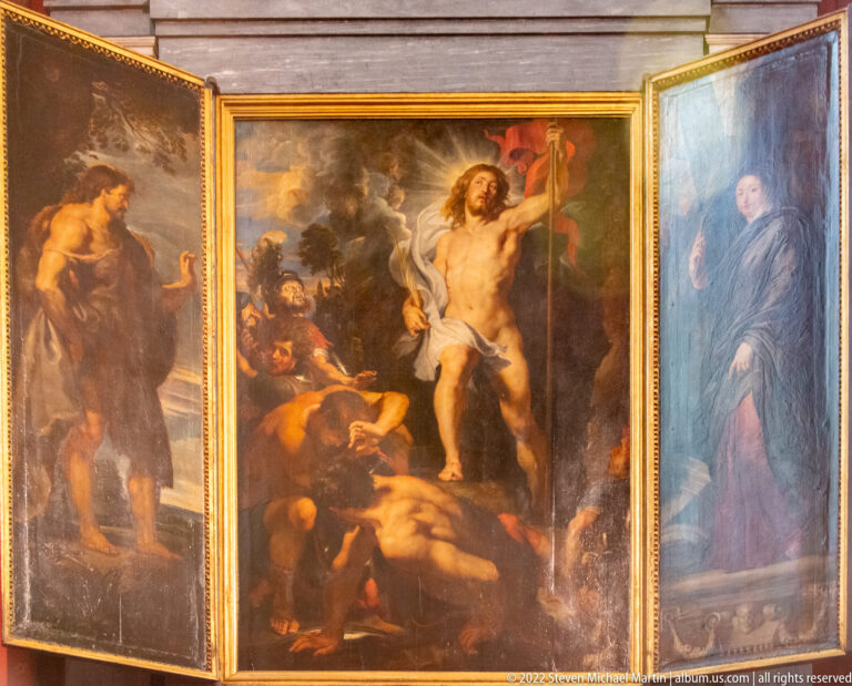 Open Rubens Resurrection triptych with risen Christ in the center and standing figures on the two side wings.