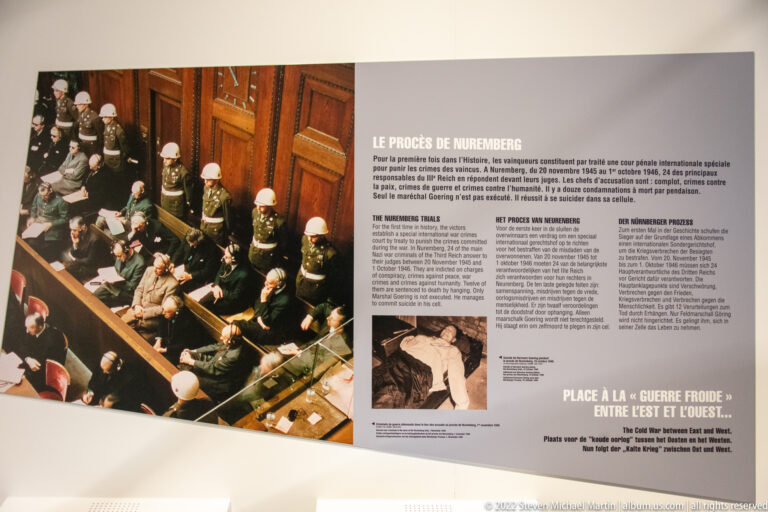 French-language museum panel about the Nuremberg Trials and the emerging Cold War, with courtroom photographs.